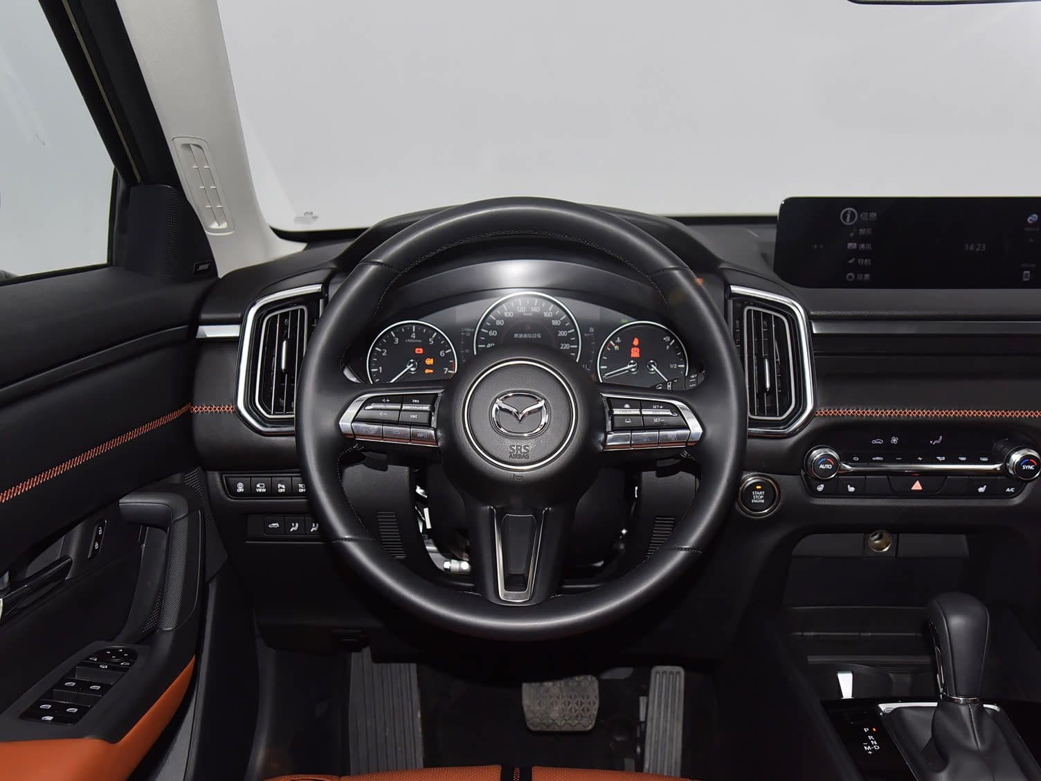 2023 Mazda CX-50 — puesto de conducción