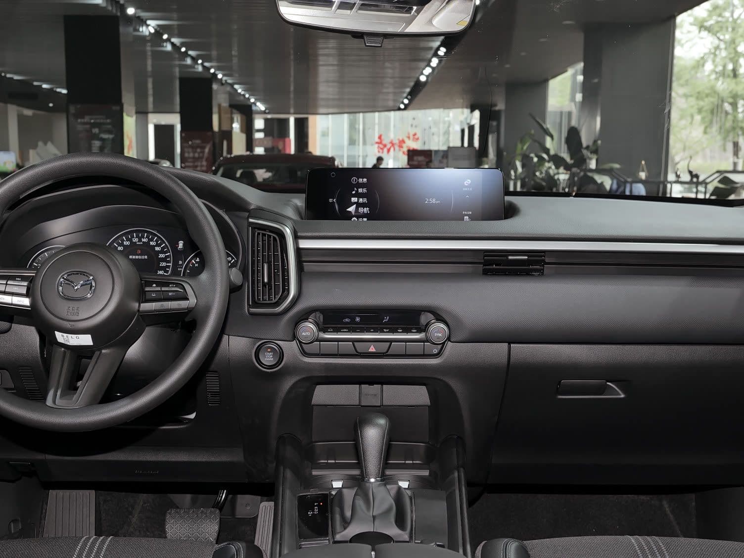 2024 Mazda CX-50 — مقصورة السائق