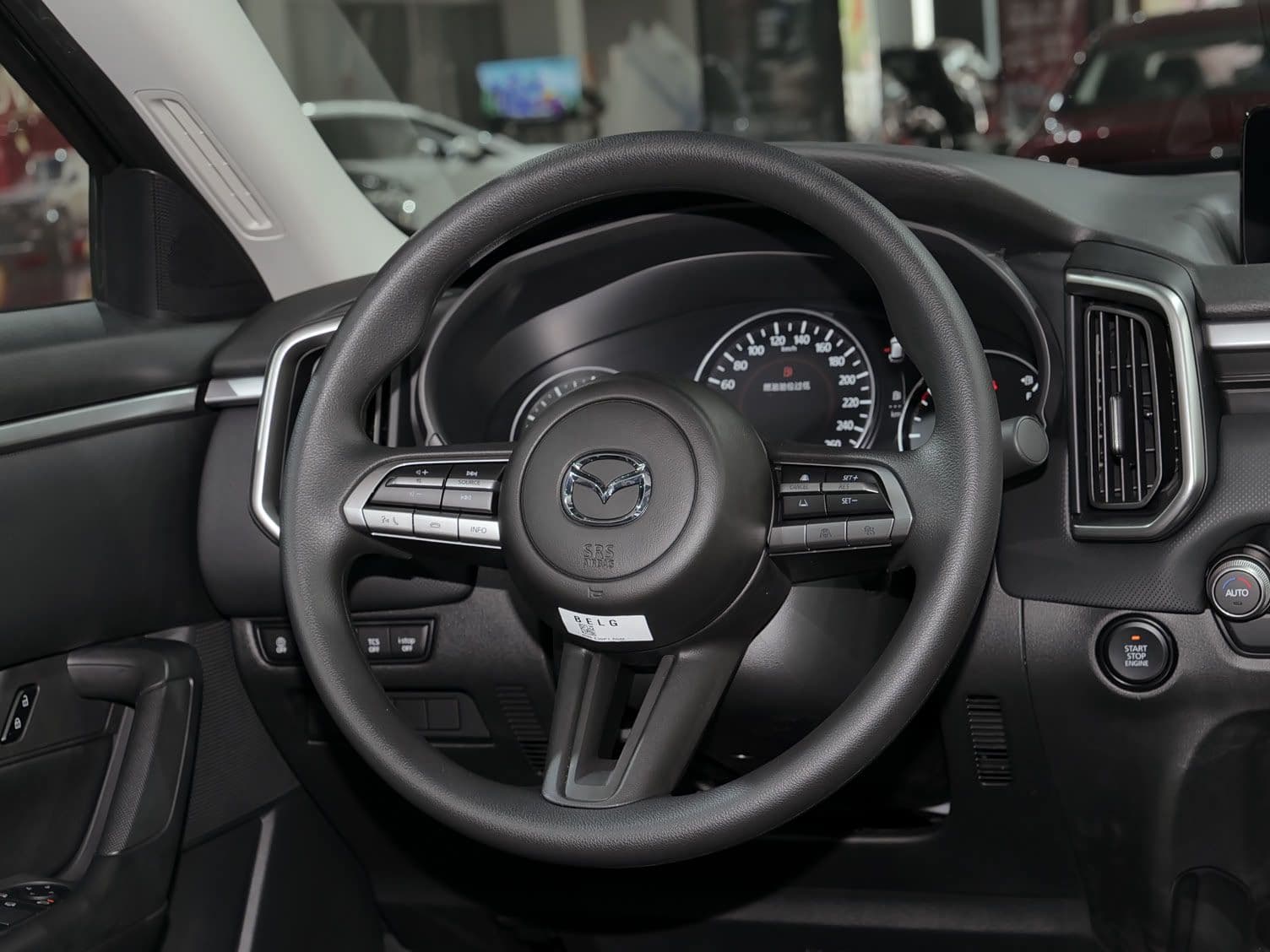2024 Mazda CX-50 — عجلة القيادة والعدادات