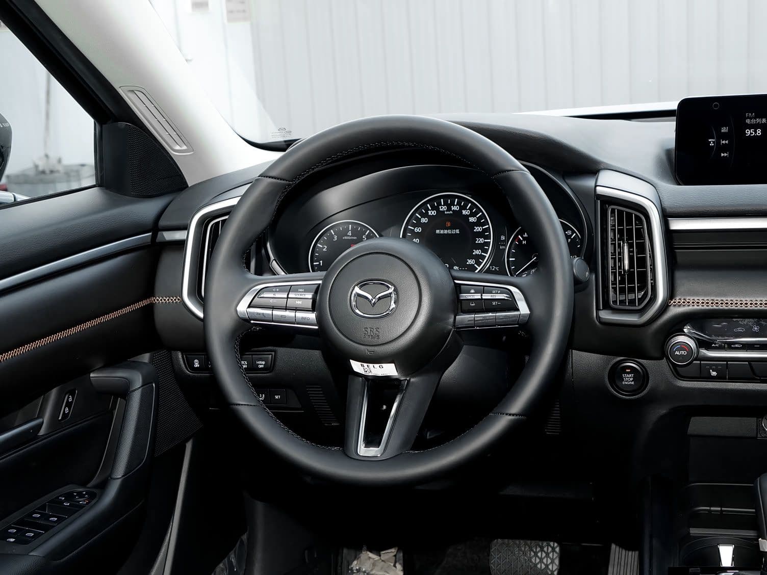 2026 Mazda CX-50 — عجلة القيادة والعدادات