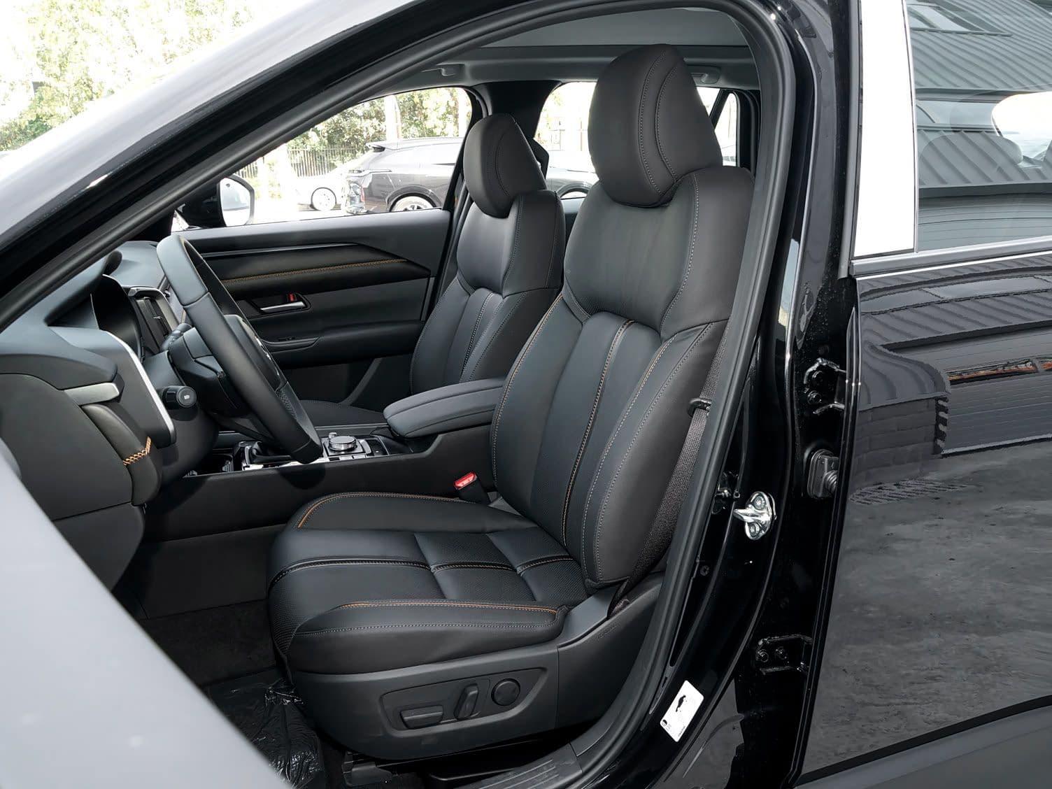 2026 Mazda CX-50 — المقاعد الأمامية